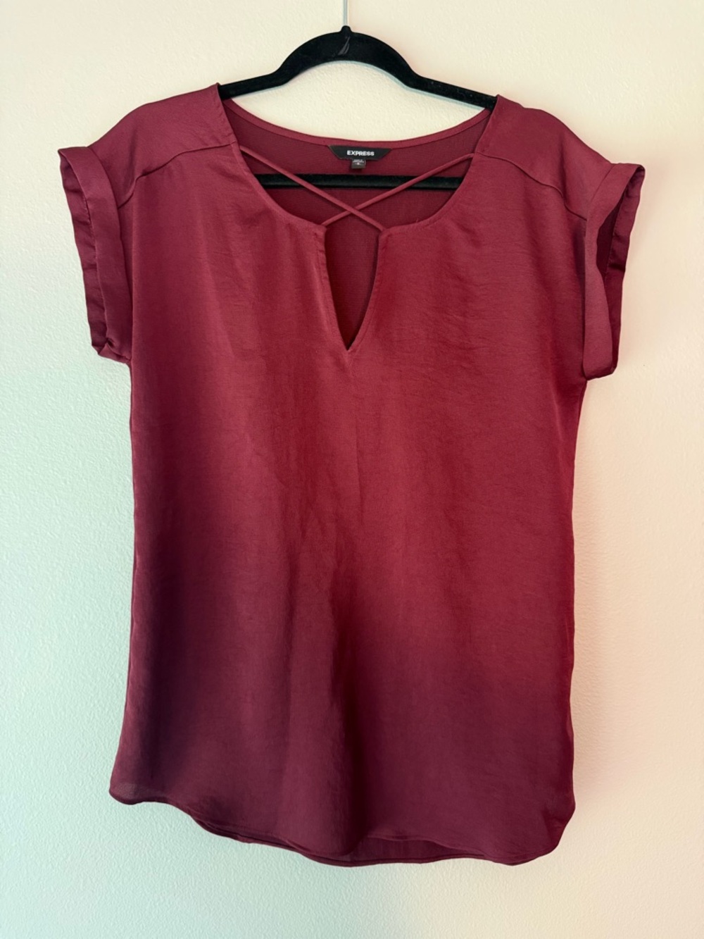 Express Women's Short Sleeve V-Neck Top in Wine